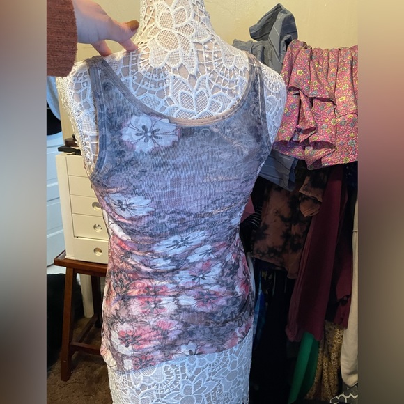 GUC floral tank, donating 10/20 - Picture 6 of 7